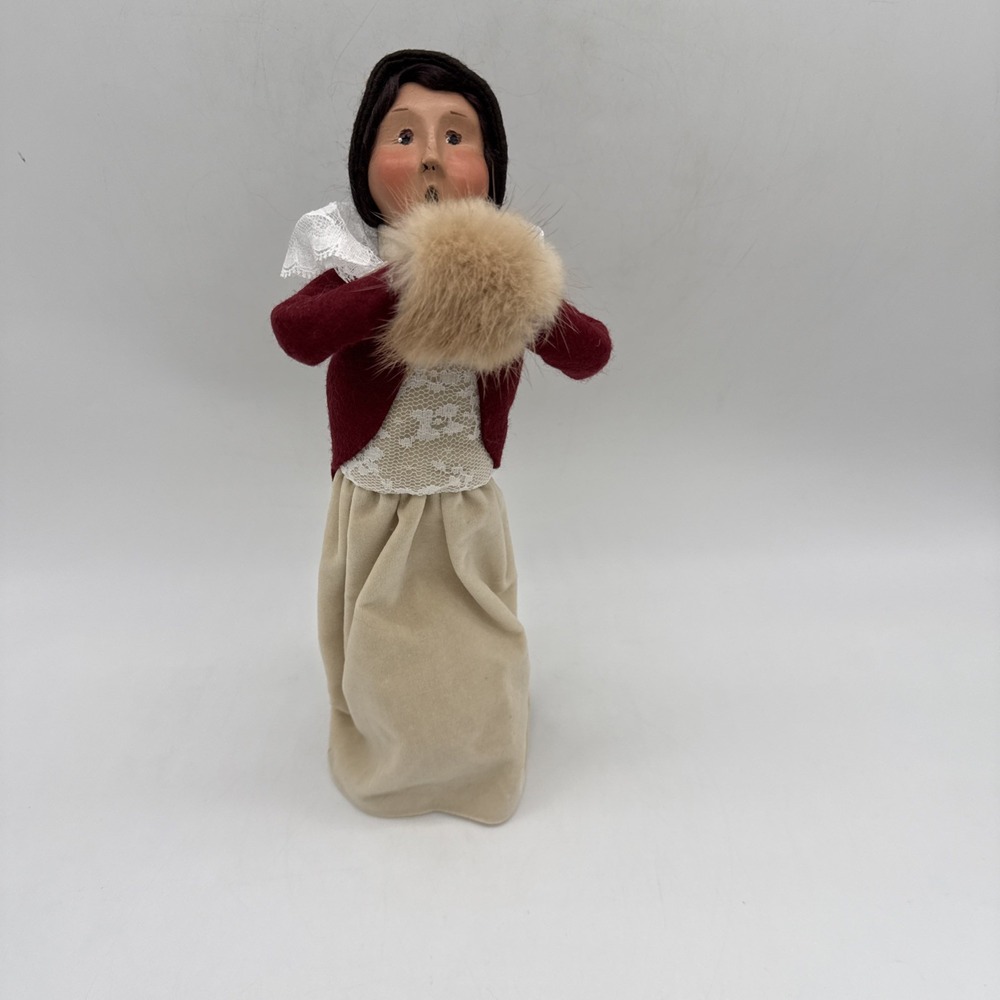 Byers Choice Caroler Victorian Woman 2002 Lace Shirt Muff /100 Purple Sweater